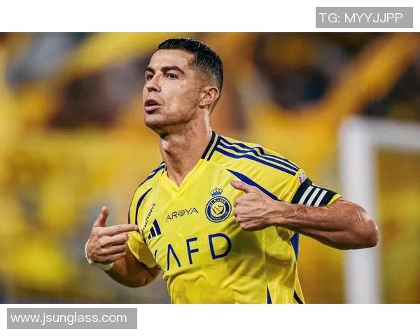 全球足球巨星风采展示：从梅西到C罗，足坛传奇的巅峰瞬间